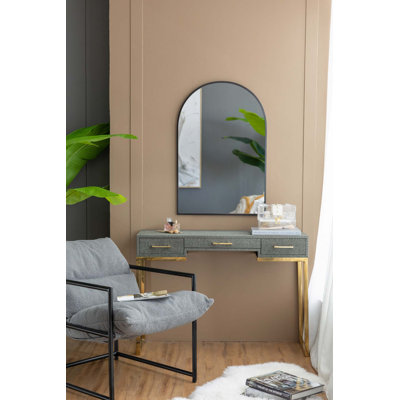Miroir arqué de décoration murale avec cadre en métal robuste pour éclairer la pièce et fixation murale facile