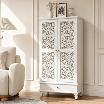 Meuble de rangement décoratif vintage de style ferme, haut de 140 cm, avec 2 portes et un tiroir sculptés de motifs floraux. Meuble d'appoint rétro autoportant avec tablette réglable et pieds en bois massif, idéal pour le salon, l'entrée ou la salle à manger. Blanc.