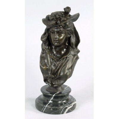 Fille au buste de chapeau