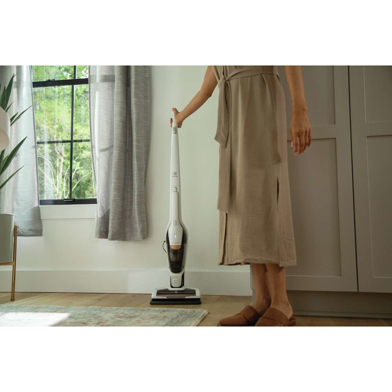 Aspirateur balai sans fil 2-en-1 Errolapido ™ Electrolux en blanc