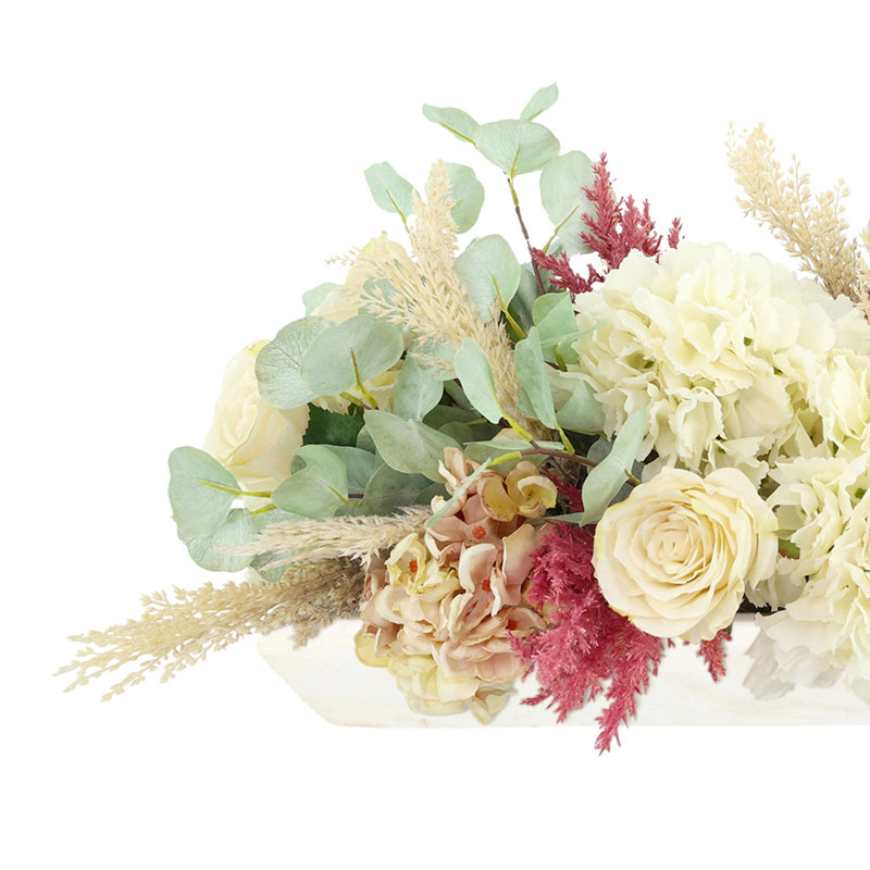 Arrangement de roses et d'eucalyptus dans un bol en bois, Blanc