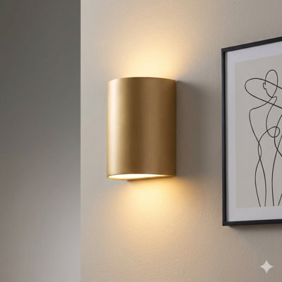 Une applique murale avec une finition en aluminium brossé et un éclairage à DEL intégré.