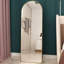 Miroir pleine grandeur de quatrième génération fixé au sol, cadre en alliage d'aluminium arqué, parfait pour la salle de bain, la chambre à coucher et les espaces de vente au détail