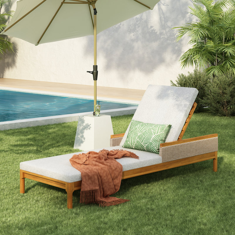Chaise longue d'extérieur réglable moderne en bois d'acacia massif avec coussins et rotin tissé Coastal