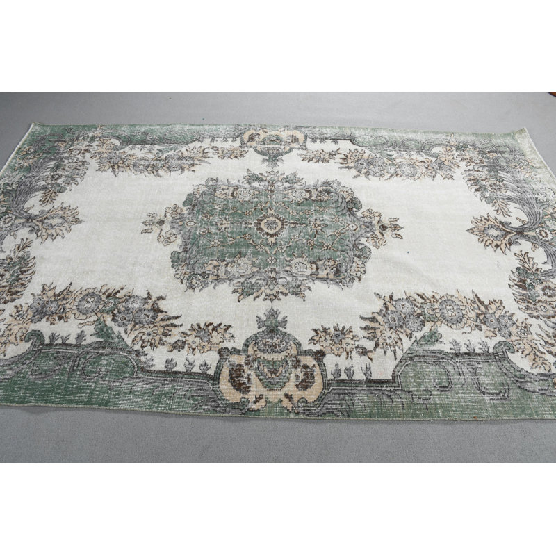 Grand tapis turc beige et ivoire pour la décoration de chambre à coucher avec un design tissé à plat et des motifs anatoliens classiques