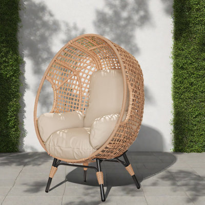 Méridienne moderne avec design en arc, rotin durable, style naturel pour le jardin et la maison