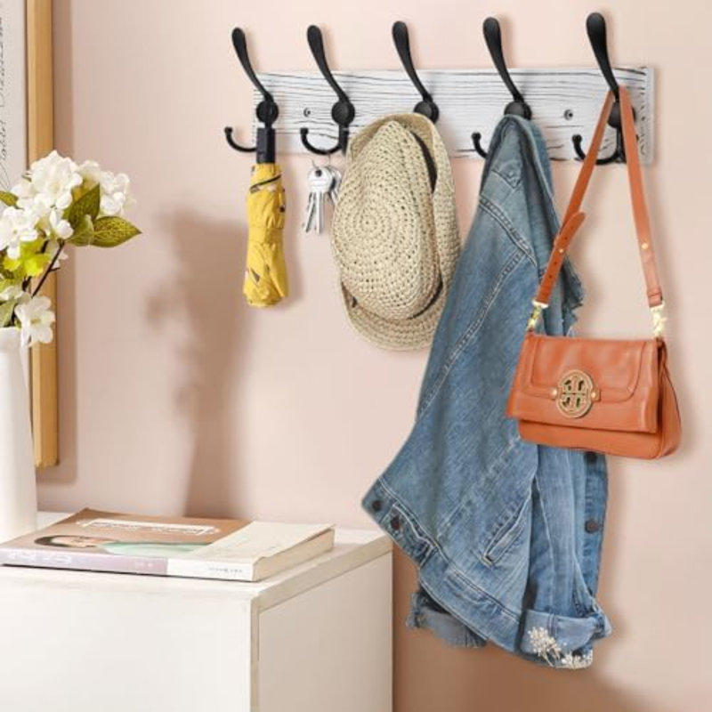 Lot de 2 porte-manteaux muraux en bois de pin véritable, 43 cm (16,9 po), blanc vieilli, avec 5 crochets triples noirs pour suspendre les manteaux, les chapeaux et les vestes.