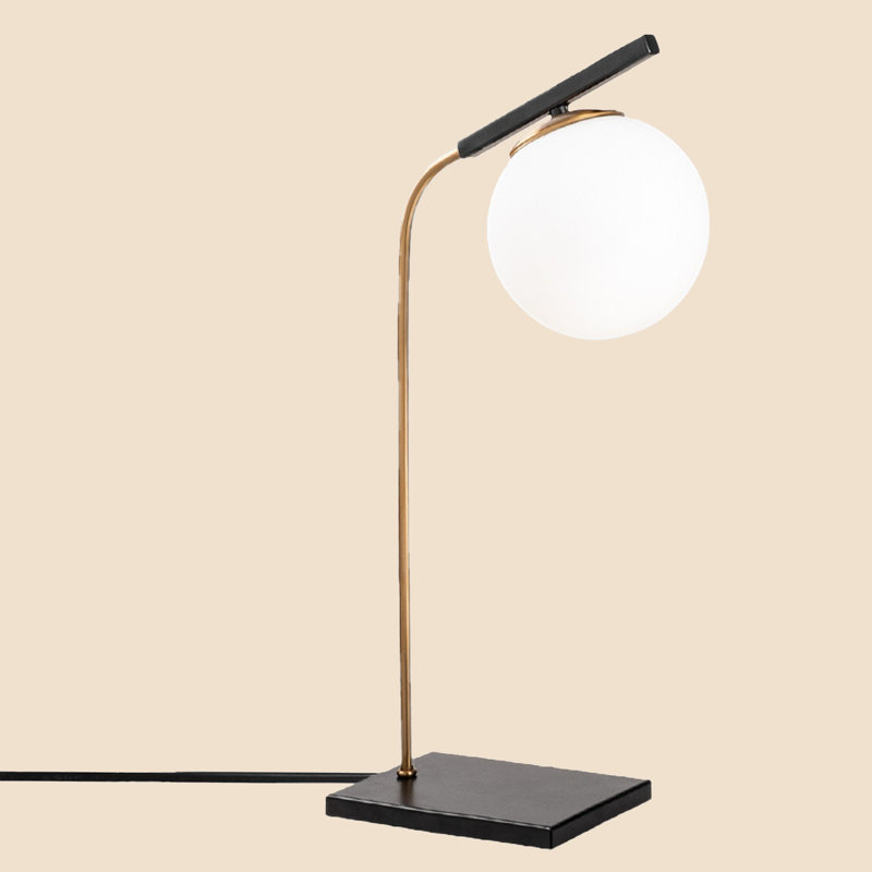 Lampe de table avec culot en métal et métal de couleur or métallique