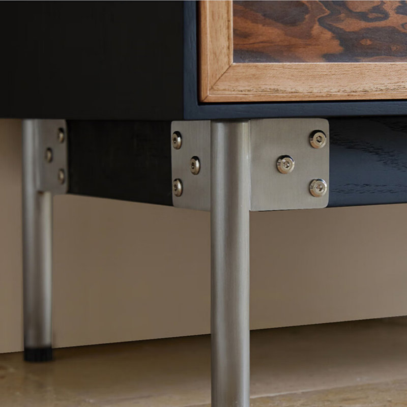 Armoire française au design rétro