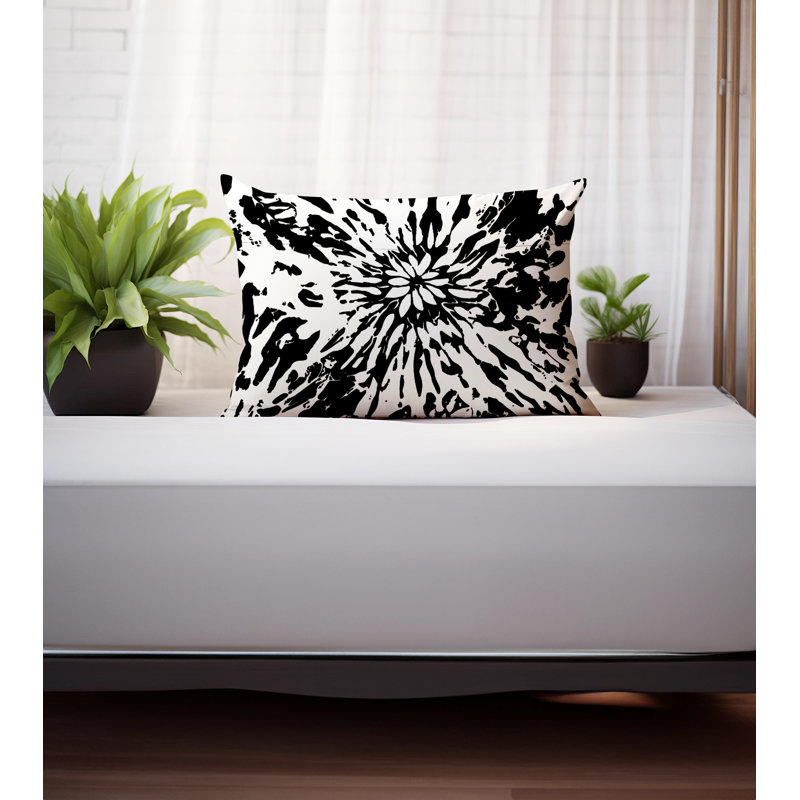 Coussin en polyester Percy Tye Dye Spun, H 14 po x l 20 po, Motif floral blanc / noir