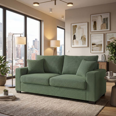 Grand canapé deux places en tissu bouclé vert armée avec accoudoirs carrés de 15 cm, deux coussins décoratifs assortis et siège et dossier confortables.