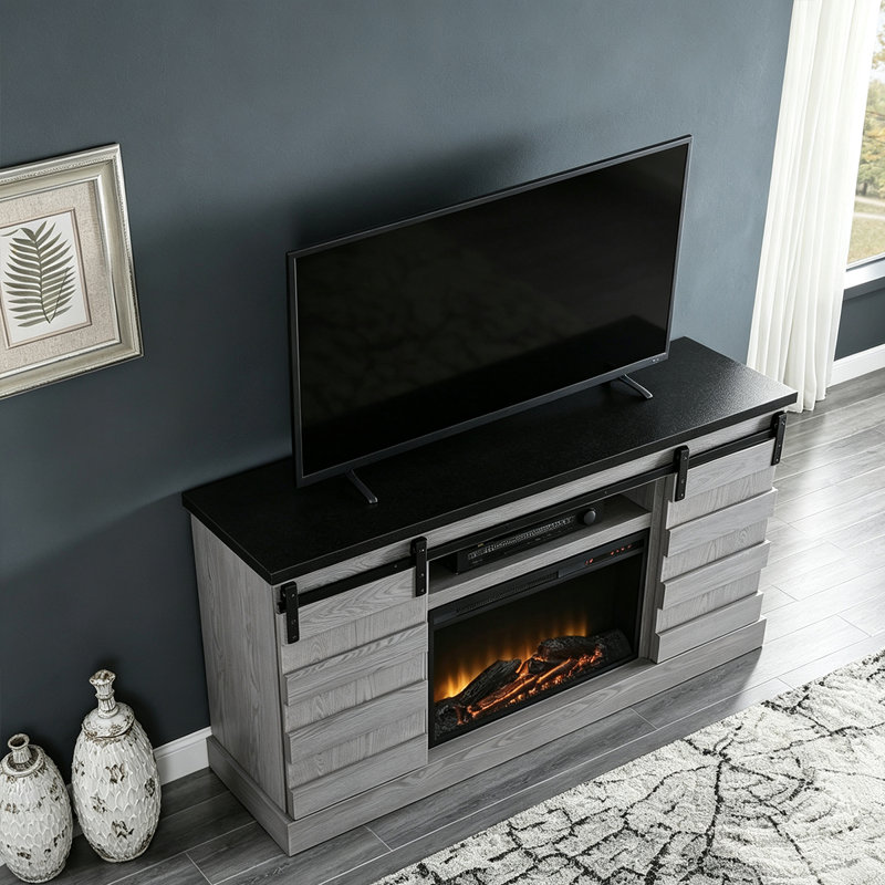 Meuble télé gris imitation bois avec portes coulissantes de style grange et foyer électrique intégrée.