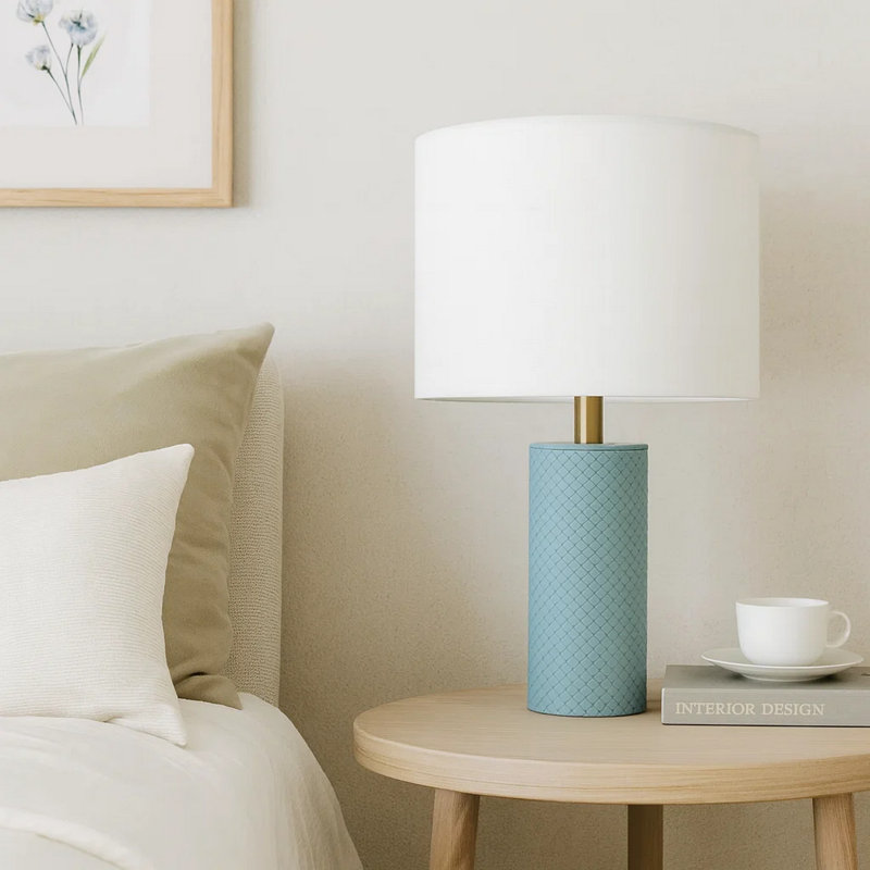 Lampe de table Myn, 18 po, abat-jour tambour en lin blanc, base en cuir, Bleu