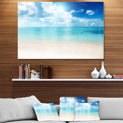 « Sand of Beach in Blue Caribbean Sea » par Lakov - reproduction de photo