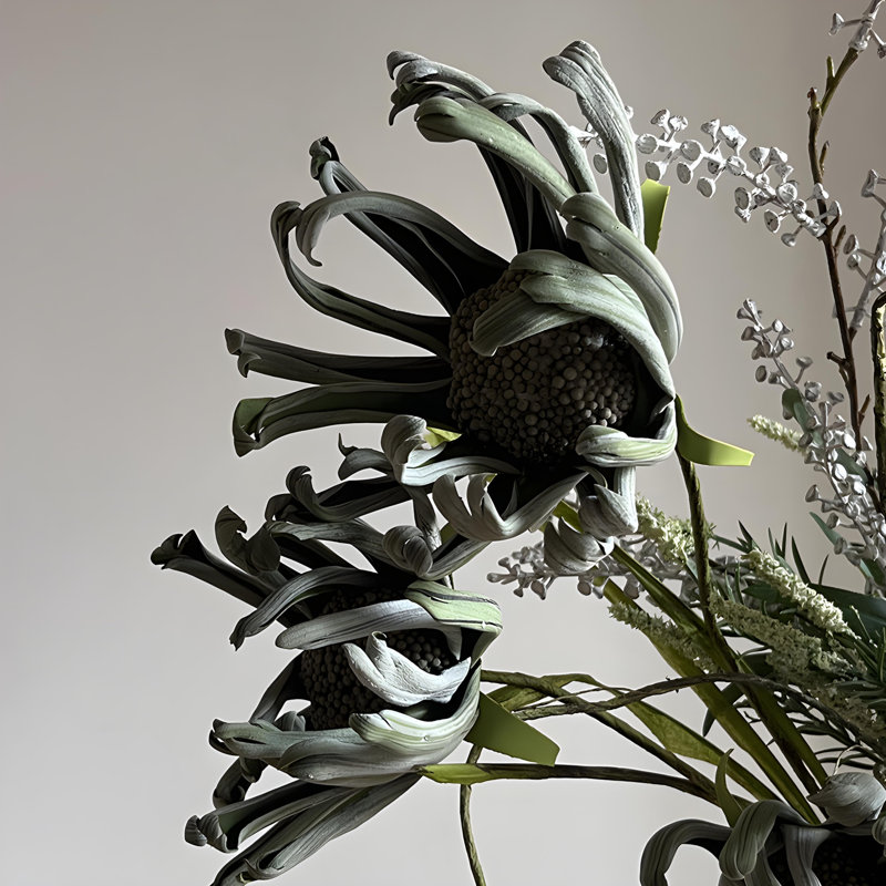 Ornements de fleurs simulées