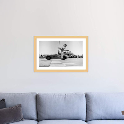 «Man des années 1960, sautant le drapeau à damier pour gagner une voiture de sport franchissant la ligne d’arrivée», reproduction de photo sur toile tendue