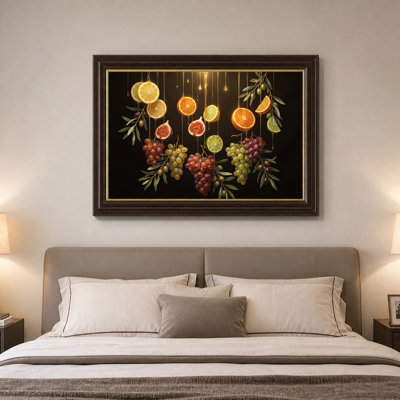 Art mural en tranches sur des agrumes et des raisins avec des gouttes de miel doré sur toile noire