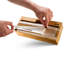 Distributeur d'enveloppes en bambou pour tiroir de cuisine avec coupe et étiquettes, emballage en plastique, papier d'aluminium et distributeur de papier ciré, compatible avec rouleau de 12 po