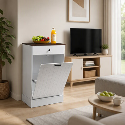 Cette poubelle blanche en bois de style campagnard inclinable peut accueillir des bacs de 10 gallons, des tiroirs et une armoire de rangement séparée pour les cuisines et les salons.