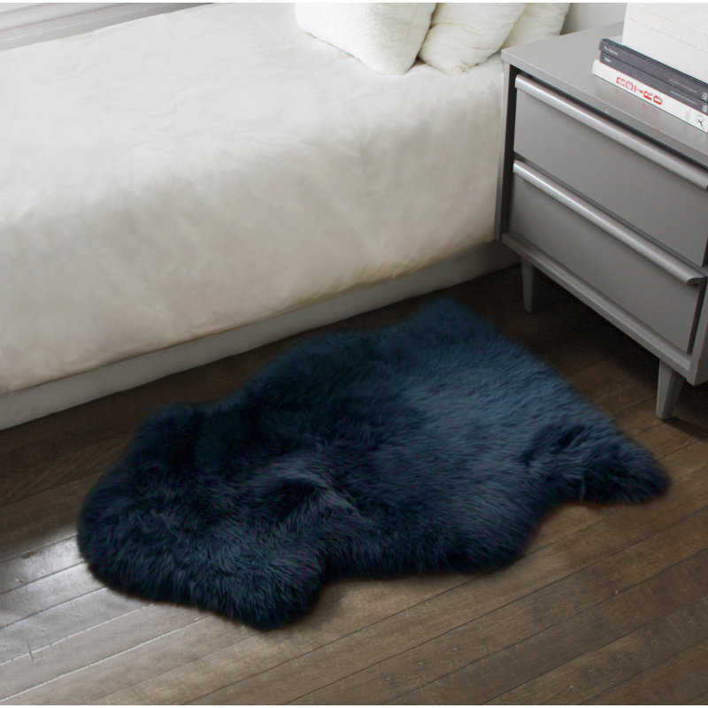 Tapis bleu marine en peau de mouton Haghni, Nouveauté 6 pi x 7 pi