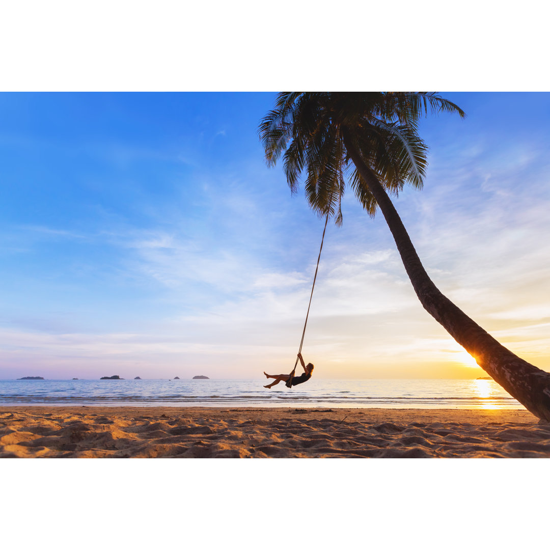 Leinwandbild Frau entspannt sich auf Schaukel, Tropisches Paradies Strand bei Sonnenuntergang, Urlaub