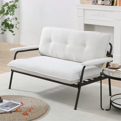 Le canapé beige de 53 pouces offre une disposition spacieuse dans le petit appartement, permettant de gérer facilement différents cas de figure, qu'il s'agisse de regarder des films ou de travailler