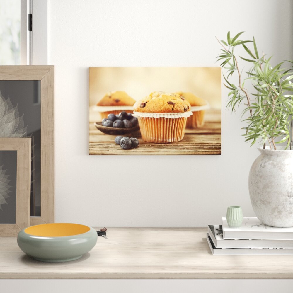 Leinwandbild ,,Muffins mit Schokoraspeln und Blaubeeren", Fotodruck