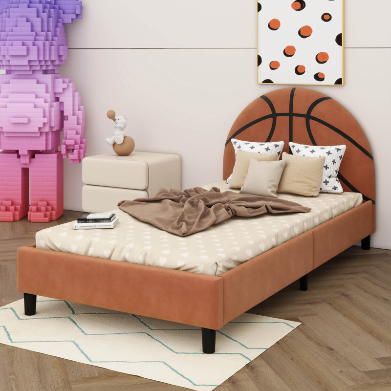 Un lit plateforme simple avec un design sportif, avec un revêtement inspiré du basketball
