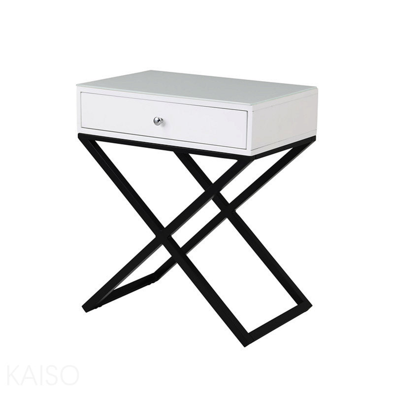 Table de chevet en bois blanc l 23 po Koraldo, table de bout avec plateau en verre, tiroir et base en métal, White