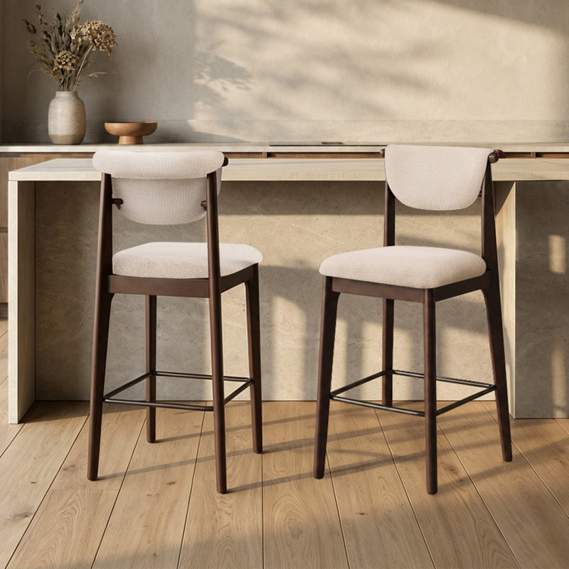 Tabouret de bar rembourré de style milieu du siècle, avec structure en bois massif, dossier incurvé et siège en tissu doux, idéal pour un îlot de cuisine moderne.