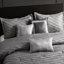 Édredon gris 7 pièces avec rayure diagonale, ensemble de literie de luxe, confort toutes saisons, coutures décoratives, taies décoratives assorties, jupe de lit de 15 pouces, coussins décoratifs pour chambre à coucher confortable, testé