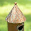 Maison d'oiseaux en métal vieilli à 2 niveaux de style campagnard, finition en faux cuivre avec piquet - H 53 po