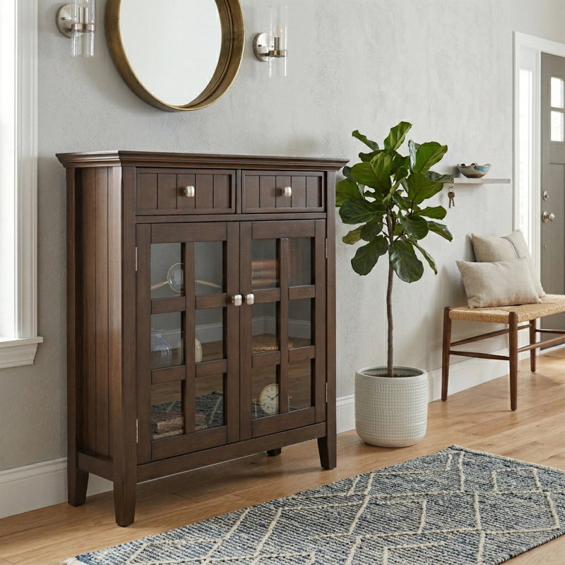 Armoire de rangement transitionnelle en bois massif avec tiroirs, portes en verre et tablettes réglables Acadian