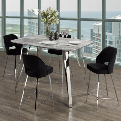 Ensemble repas pour quatre personnes