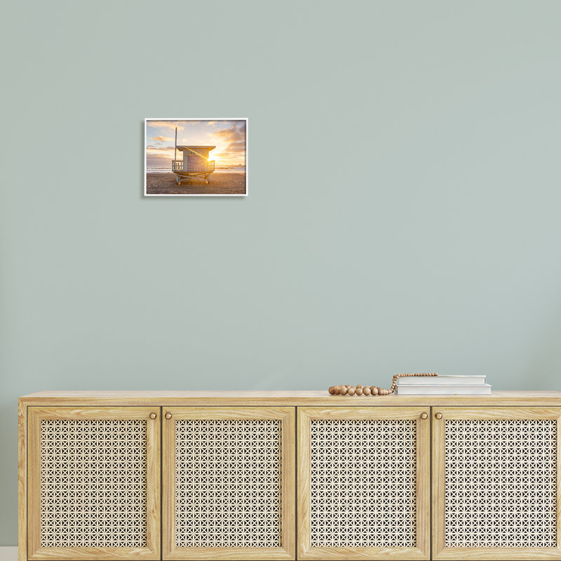 Beach Hut Summer Sunlight, H 11 po x l 14 po x P 1,5 po, Giclée encadrée blanc bord de mer