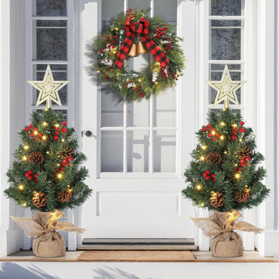 Ensemble de 2 petits arbres de Noël de 24 pouces avec 2 étoiles et lumières, pin artificiel de table avec baies rouges et pommes de pin pour la décoration des Fêtes