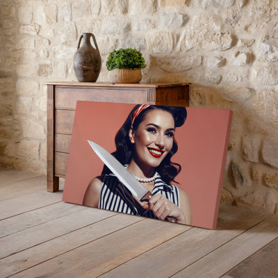 Toile, création d'une illustration de style rétro avec une femme souriante confiante avec des cheveux ondulés foncés tenant une grande cuisine, art mural