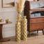 Ensemble de 3 vases de plancher en métal plaqué or semi-faits à la main avec motif géométrique en losanges de 33,5, 29,5 et 25,2 pouces