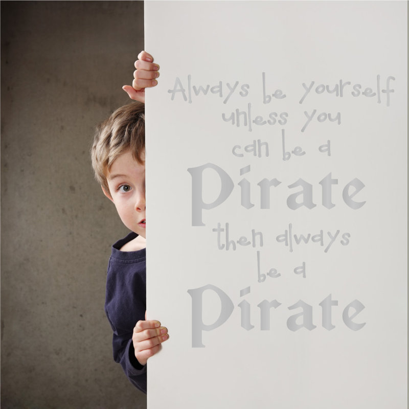 Décalcomanie murale toujours en pirate, H 38 po x l 31 po x P 0,01 po, Argent