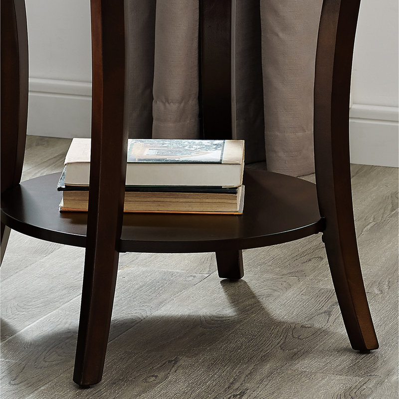Table de bout ovale à tablette avec plateau en placage de bois de bouleau et espace disponible Collection H 23 po x P 23,5 po avec beaucoup d'espace