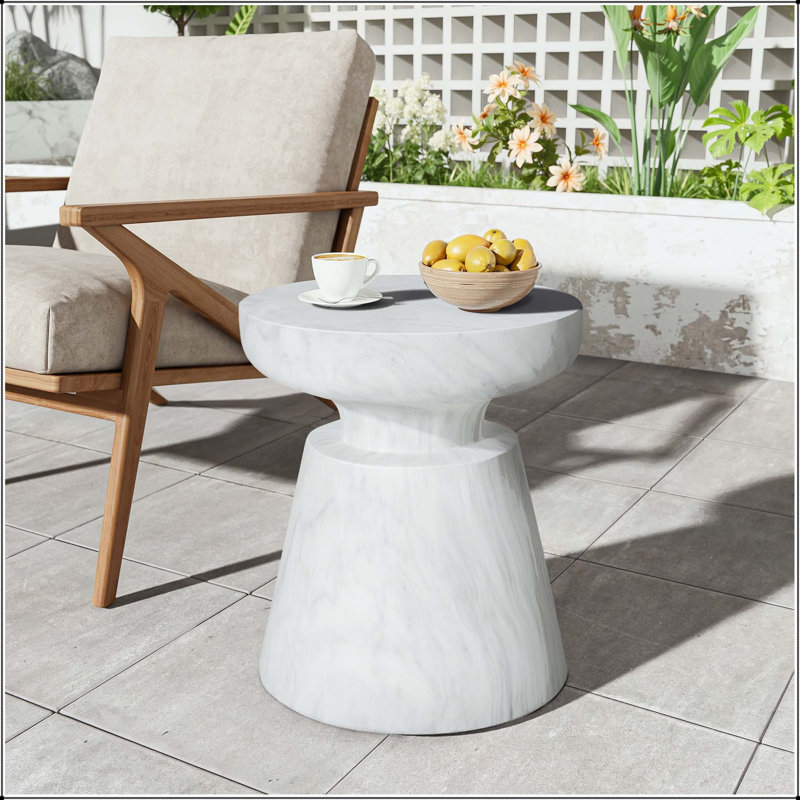 Table d'appoint d'extérieur en travertin Ponti - blanc avec base piédestal et plateau demi-sphère