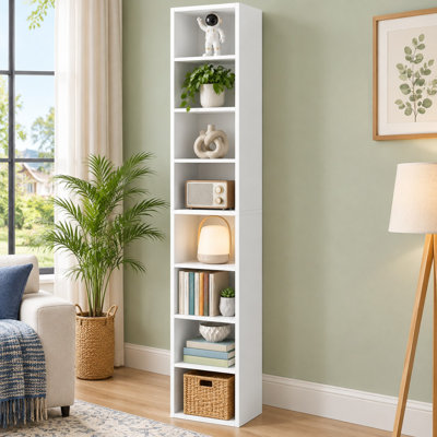 Une tour de rangement mince pour CD / DVD et livres à 8 niveaux atteint 71 pouces de hauteur, avec des tablettes réglables et un style cube blanc convivial pour les bureaux à domicile et les petites pièces.