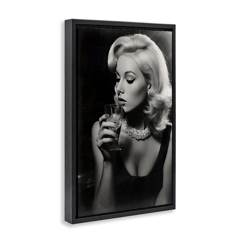 Cadre flottant Classic Woman & Martini, design par Decent Exposures, Cadre flottant noir de jais, H 25 po x l 17 po