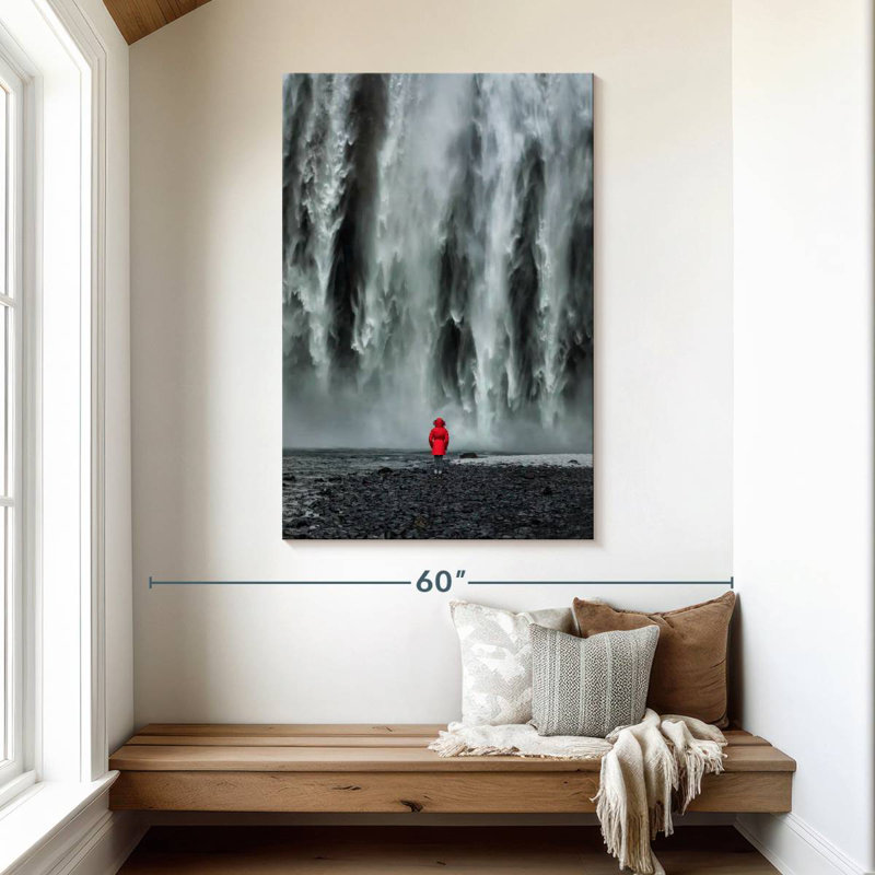 Alvord, femme seule à la cascade de Skogafoss en Islande, H 48 po x l 32 po