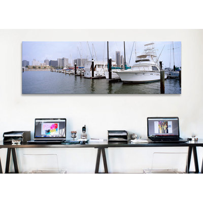 «Yacht at a harbour with bâtiments in the context, Corpus Christi, Texas, USA» par Panoramic Images - Reproduction giclée sur toile panoramique