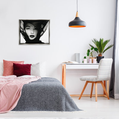 «Intense Woman Gaze Floater Frame» par RB sur