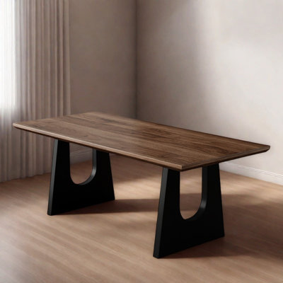 Table de salle à manger en bois massif de style français.