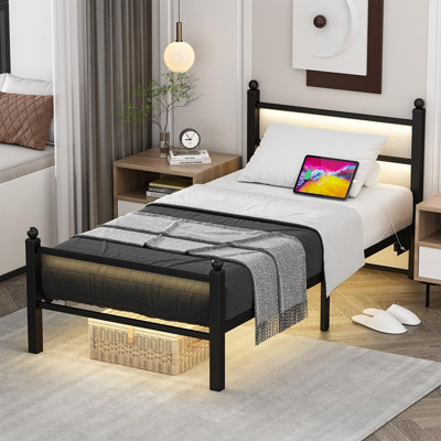 Structure de lit simple avec station de charge et lumières DEL, structure de lit en métal de taille simple avec tête et pied de lit, plateforme de support à lattes robuste, aucun sommier nécessaire, silencieux, assemblage facile, noir