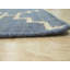 Tapis bleu moderne à motif géométrique en treillis à losanges et motif géométrique moderne-124205521