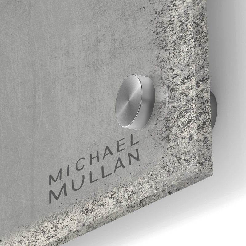 «Type Mic Gray» par Michael Mullan, art mural en verre acrylique, H 36 po x l 12 po